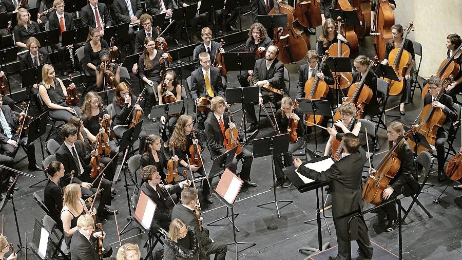 Unter Bernd Müller spielt das Fürther Symphonieorchester seine Stärken aus: Homogen, diszipliniert und effektvoll glänzt der voluminöse Klangkörper auf der Bühne des Stadttheaters. Unter Bernd Müller spielt das Fürther Symphonieorchester seine Stärken aus: Homogen, diszipliniert und effektvoll glänzt der voluminöse Klangkörper auf der Bühne des Stadttheaters.