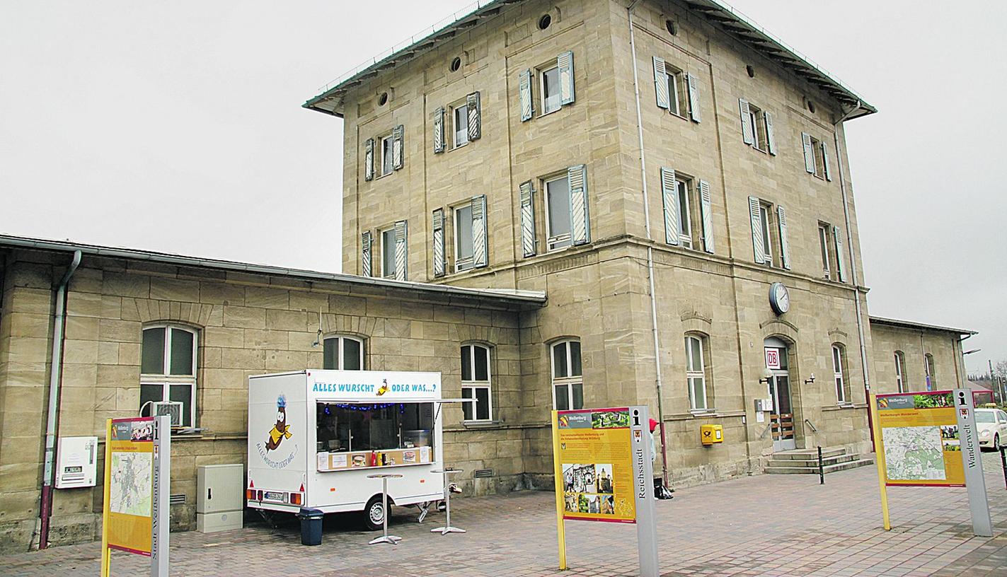Die Stadt Weißenburg hat beim Versuch, das Bahnhofsgebäude zu kaufen, erneut einen Rückschlag erlitten. Die Stadt Weißenburg hat beim Versuch, das Bahnhofsgebäude zu kaufen, erneut einen Rückschlag erlitten.