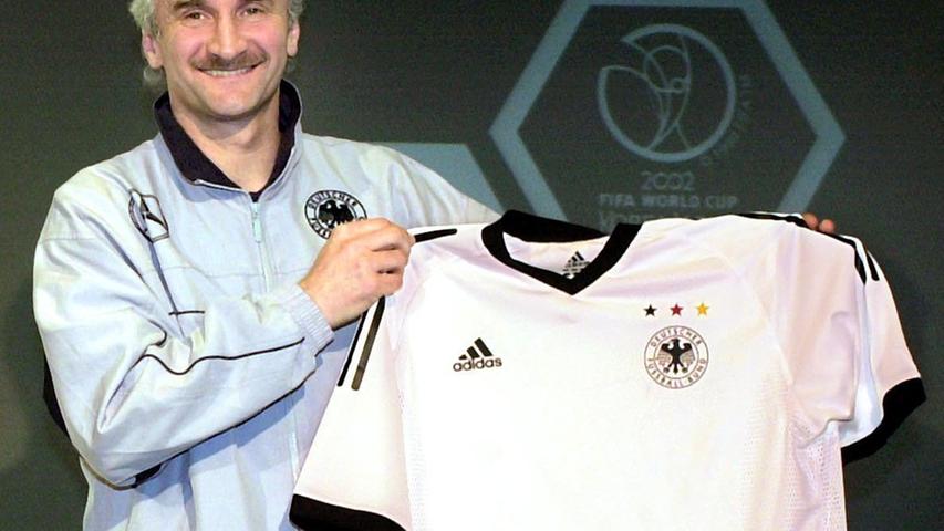 Für die WM 2002 wurde es dann wieder schlicht und klassisch. Der damalige Teamchef Rudi Völler präsentiert das in Graphit und Weiß gehaltene Trikot. Am Ende landete Deutschland auf Rang zwei, weil Brasilien im Finale einen Tick stärker war.