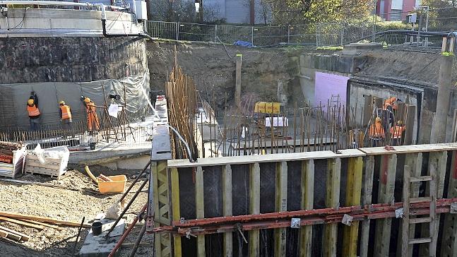 Mit vier Pumpen wird derzeit die Baustelle der Klärschlammentwässerungsanlage trocken gehalten. Bei dem Rundbau links im Bild handelt es sich um die noch ziemlich neue Deamonifikation.