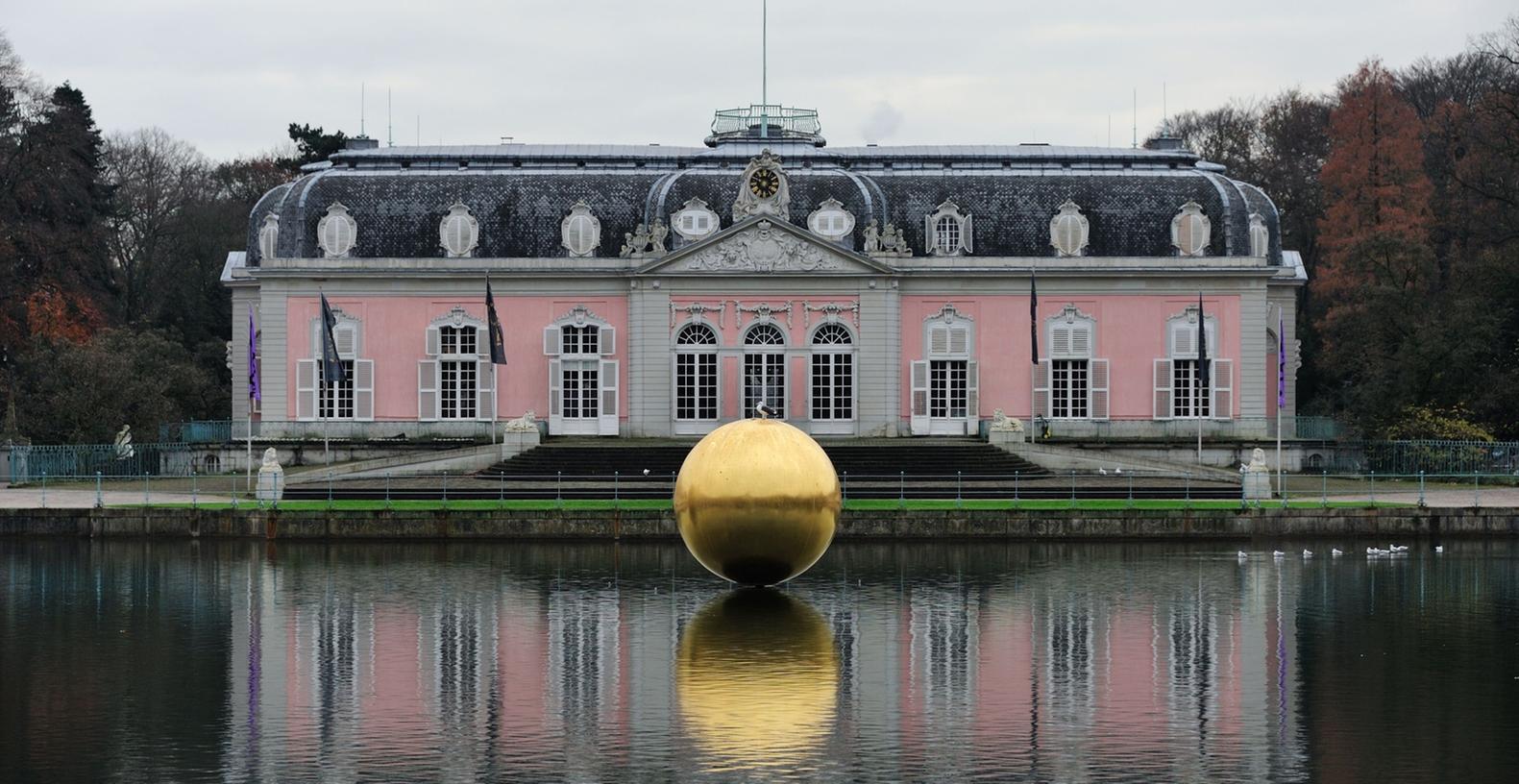 Goldkugel schwebt über dem Schloss-Teich Goldkugel schwebt über dem Schloss-Teich