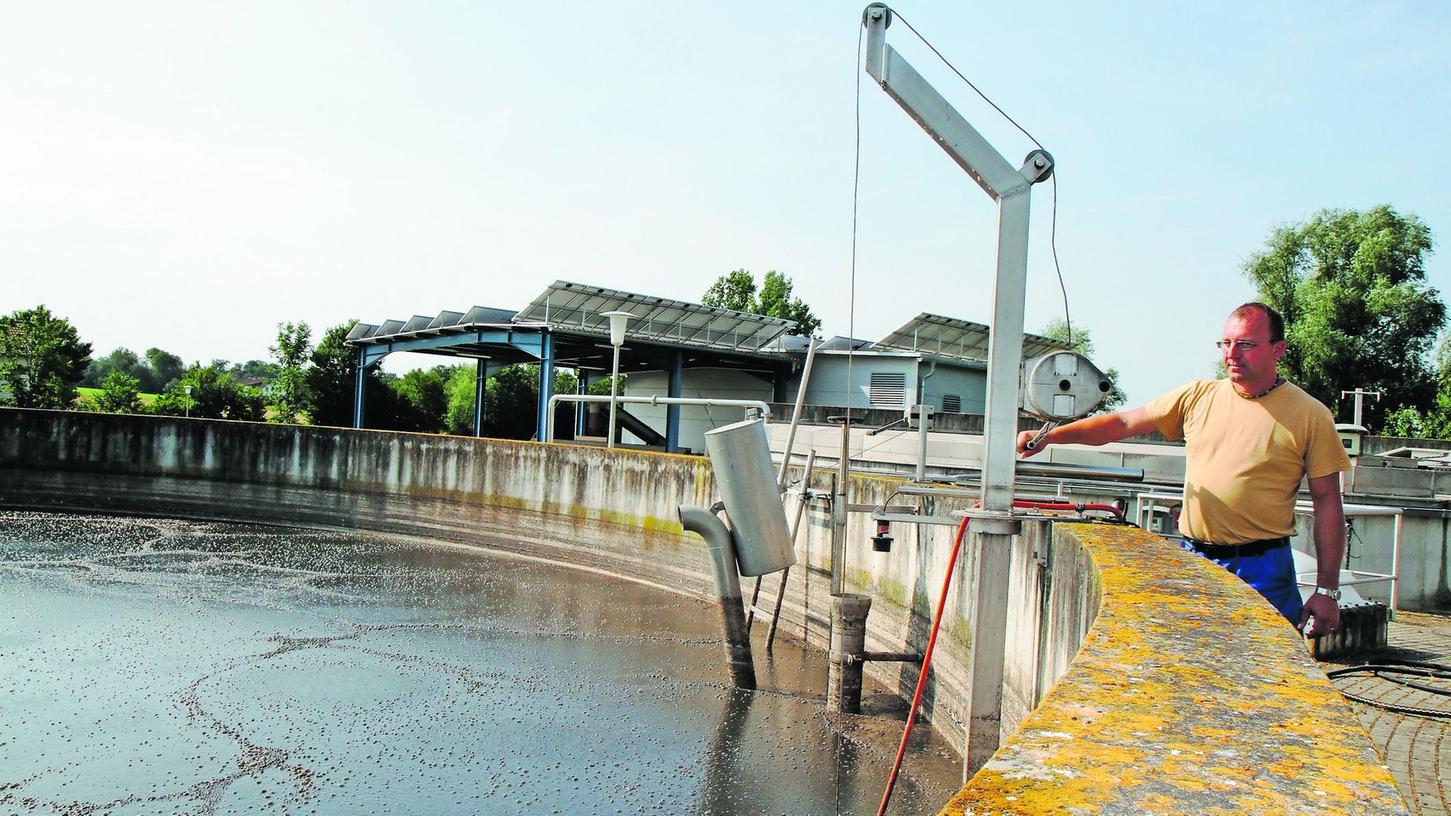 Damit die Adelsdorfer Kläranlage autark betrieben werden kann, müssten rund um das Schlammbecken (im Bild Abwassermeister Matthias Steger) große Summen investiert werden. Damit die Adelsdorfer Kläranlage autark betrieben werden kann, müssten rund um das Schlammbecken (im Bild Abwassermeister Matthias Steger) große Summen investiert werden.