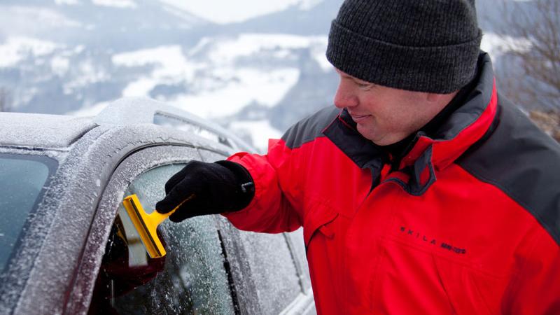 Der ADAC warnt Autofahrer, sich nicht mit dicker Winterjacke hinters Steuer zu setzen. Außerdem sollten die Scheiben frei gekratzt sein.