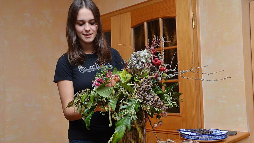 Der Blumenstrauß, den Teresa bei ihrer Wahl geschenkt bekam, steht bei Familie Treuheit im Wohnzimmer. Wenn er verwelkt ist, will Teresa einige der Blüten trocknen und verwahren.