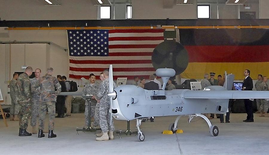 Die US-Armee stellte am Standort Vilseck in der Oberpfalz eine Drohne des Typs "Hunter" vor. Diverse Bürgerinitiativen wollen diese nun aus dem Luftraum in der Region verbannen.