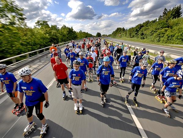 Die jährlichen Autobahnskates wurden in der Vergangenheit vom Sportamt organisiert. Künftig wird das Amt zur Abteilung „Sportservice“ herabgestuft, 21 Wochenstunden sollen geopfert werden. Die jährlichen Autobahnskates wurden in der Vergangenheit vom Sportamt organisiert. Künftig wird das Amt zur Abteilung „Sportservice“ herabgestuft, 21 Wochenstunden sollen geopfert werden.