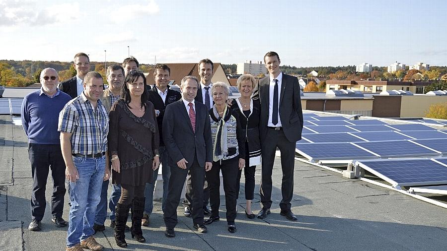Manfred Kraußer (Geschäftsführer Befega), Tim Hansing (Geschäftsführer Befega), Klaus Krauß (Geschäftsführer Plexi Profi), Sonja von Böselager (Plexi Profi), Georg Daiminger (SDPV Montage Bau), Christian Mayer, Thomas Kaiser (beide Stadtwerke Schwabach), Dr. Clemens Bloß (infra new energy GmbH), Wirtschaftsreferent Sascha Spahic, Elisabeth Junge, Gisela Junge-Mayer (Geschäftsführerin GEJU GmbH) und Oberbürgermeister Matthias Thürauf (von links) zeigten sich beeindruckt von der Größe der neuen PV-Dachanlage. Manfred Kraußer (Geschäftsführer Befega), Tim Hansing (Geschäftsführer Befega), Klaus Krauß (Geschäftsführer Plexi Profi), Sonja von Böselager (Plexi Profi), Georg Daiminger (SDPV Montage Bau), Christian Mayer, Thomas Kaiser (beide Stadtwerke Schwabach), Dr. Clemens Bloß (infra new energy GmbH), Wirtschaftsreferent Sascha Spahic, Elisabeth Junge, Gisela Junge-Mayer (Geschäftsführerin GEJU GmbH) und Oberbürgermeister Matthias Thürauf (von links) zeigten sich beeindruckt von der Größe der neuen PV-Dachanlage.