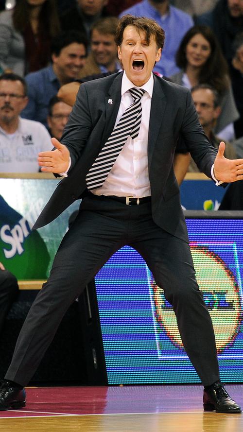 Mathias Fischer, seit Saisonbeginn Headcoach der Telekom Baskets Bonn, lebt an der Seitenlinie den Einsatz und das Engagement vor, das er von seinen Spielern erwartet.