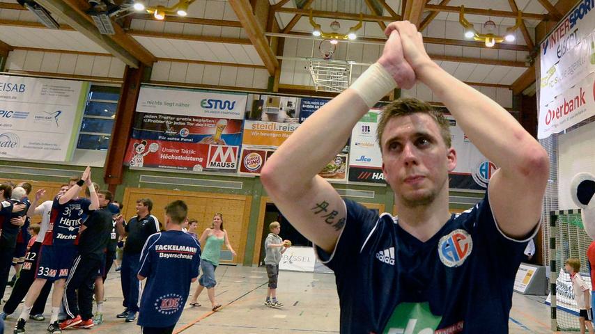 Eine große Erlanger Handballpersönlichkeit nimmt den Hut. Daniel Stumpf, langjähriger Kapitän des HCE, widmet sich ab sofort vermehrt seiner beruflichen Karriere. Die Halle erhebt sich, Stumpf hat Tränen in den Augen.