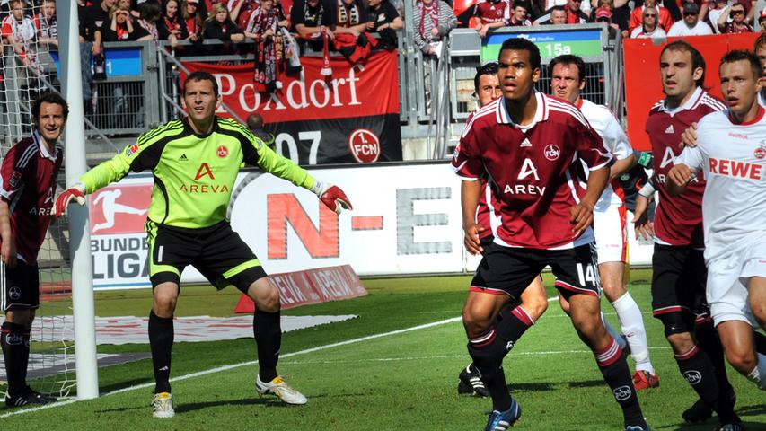 Zurück im Fußball-Oberhaus stand Schäfer mit seinem FCN sofort unter Druck. Am Ende mussten die Nürnberger in der Relegation gegen Augsburg nachsitzen und Schäfer blieb bei diesem Nerven-Stahlbad ohne Gegentor (1:0 und 2:0).