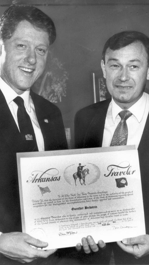 Höchste Weihen vom zukünftigen Mr. President: Vom damaligen Gouverneur des US-Bundesstaates Arkansas, Bill Clinton, wird er mit einer Urkunde als "Arkansas-Traveler" geehrt.