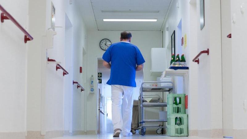 Schnupfen, Husten, Kopfschmerzen: Wen es erwischt hat, der sollte statt ins Büro zum Arzt gehen. Grippale Infekte verlaufen heuer teils sehr schwer. Schnupfen, Husten, Kopfschmerzen: Wen es erwischt hat, der sollte statt ins Büro zum Arzt gehen. Grippale Infekte verlaufen heuer teils sehr schwer.