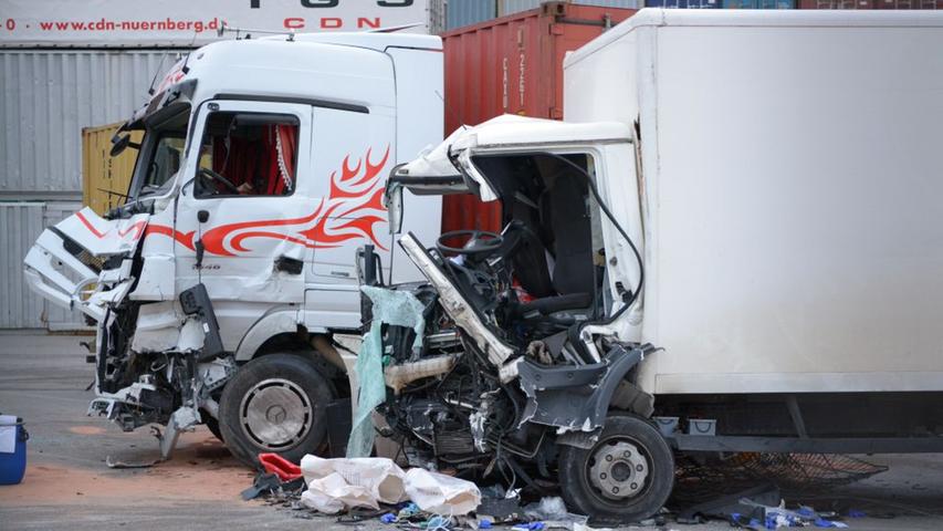 Tödlicher Verkehrsunfall am Freitagmorgen am Nürnberger Hafengelände: An der Hamburger Straße hat ein Lkw den Zaun zum Containerdepot durchbrochen und zwei parkende Laster gerammt. Ein Mensch starb, einer erlitt schwere Verletzungen.