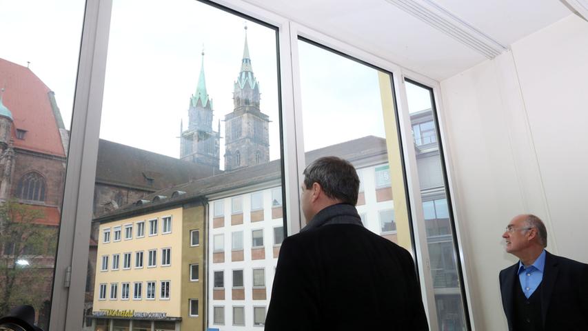 Auf der anderen Seite kann der "Superminister" dann auf die Lorenzkirche schauen.
