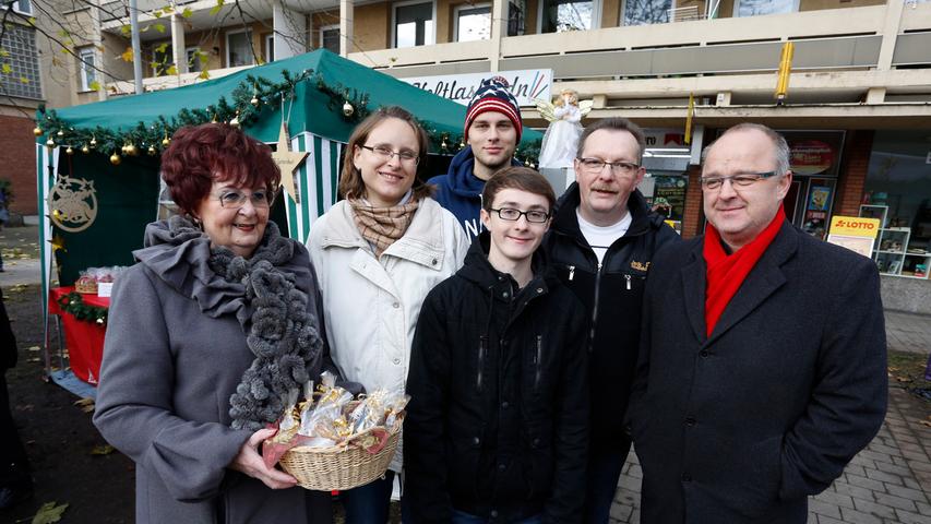 Lia Sommer , Jasmin Gündümen, Fabian, Leonhard und Werner Gsänger und Gerhard Groh auf dem Weihnachtsmarkt in der Gartenstadt.