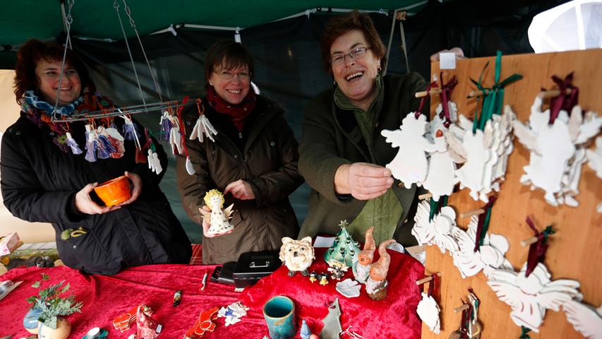 Die Töpfergruppe, bestehend aus Anka Schubert, Christine Rückl und Waltraud Hautmann, verkaufen ihren selbstgemachten Weihnachtsschmuck.