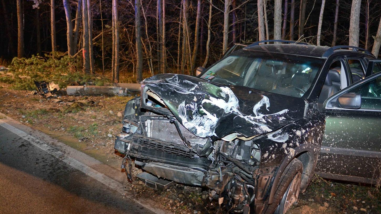 Auto prallte gegen Lichtmast Kein Strom am Hafen Nordbayern Auto prallte gegen Lichtmast Kein Strom am Hafen Nordbayern
