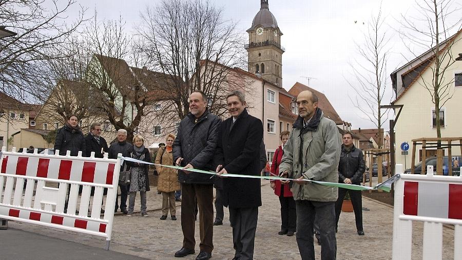 Viele werden froh sein, dass die Baumaschinen nun nicht mehr die Szenerie dominieren. Die Dr.-Heinrich-Stromer-Straße in Auerbach ist nun nach der Einweihung wieder freigegeben. „Die Stadt hat erheblich an Attraktivität gewonnen“, sagt Bürgermeister Joachim Neuß. Viele werden froh sein, dass die Baumaschinen nun nicht mehr die Szenerie dominieren. Die Dr.-Heinrich-Stromer-Straße in Auerbach ist nun nach der Einweihung wieder freigegeben. „Die Stadt hat erheblich an Attraktivität gewonnen“, sagt Bürgermeister Joachim Neuß.