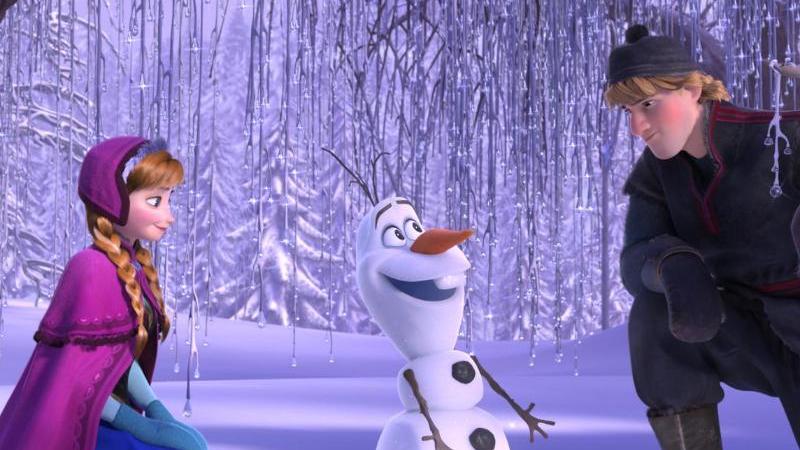 Es war einer der größten Kassenschlager der vergangenen Jahre und mindestens der Filmhit "Let It Go" wird Zuschauern von "Die Eiskönigin – Völlig unverfroren" tagelang nicht aus dem Kopf gegangen sein. Weltweit spielte der Film unglaubliche 1,3 Milliarden Dollar an den Kinokassen ein. Das Digitaltrickmusical von Disney, das frei nach Hans-Christian Andersen auf Kino-Leinwände gebannt wurde, ist zu einem wahrhaftigen Weihnachtsklassiker für Kinder geworden. Warum Prinzessin Elsa sich eines Tages in ihren Gemächern abkapselte, weiß ihre jüngere Schwester Anna bis heute nicht. Sie ahnt auch nichts von Elsas heikler Gabe, furios mit Eis und Schnee zu zaubern. Nun soll Elsa Königin von Arendelle werden. Doch am Krönungstag löst Annas unüberlegte Verlobung mit Prinz Hans eine Katastrophe aus… Die Eiskönigin - Völlig unverfrorenAnzeige gibt es bei Amazon Video zum Ausleihen und Kaufen, ebenso den Nachfolger Die Eiskönigin IIAnzeige und die Kurzfilme "Die Eiskönigin: Olaf taut auf"Anzeige und "Die Eiskönigin: Party-Fieber"Anzeige.