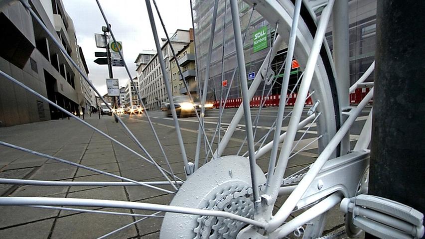 2012 kam glücklicherweise kein Radfahrer im Straßenverkehr ums Leben. 2011 hingegen wurden gleich vier Radler in Nürnberg überfahren; 2010 waren es zwei, 2009 drei und 2008 einer, besagt die Verkehrsunfall-Statistik der Polizei.