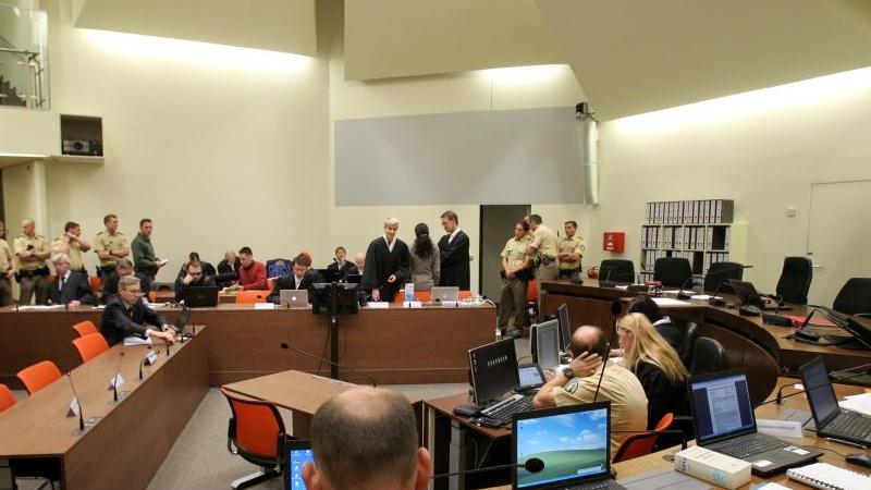 Blick in den Gerichtssaal des Oberlandesgerichts München. Vor dem Gebäude sprach der frühere Chef der "Wehrsportgruppe Hoffmann" zwei NSU-Anwälte an.