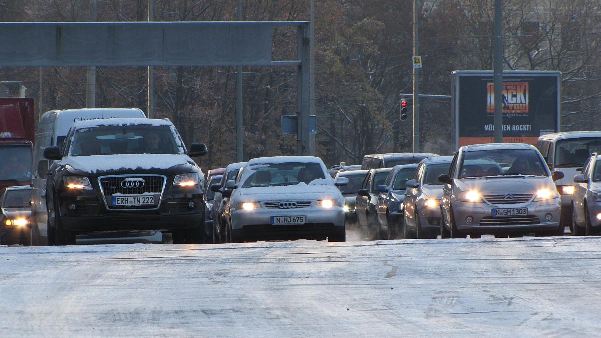 Der erste Schnee, das erste Verkehrschaos: In manchen Teilen Nürnbergs ging am Dienstagmorgen nichts.