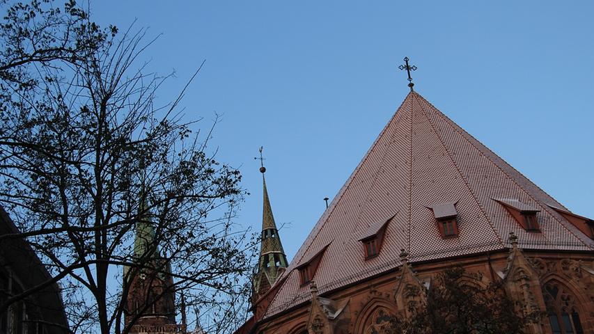 Der strahlend blaue Himmel über Nürnberg verspricht Sonnenstrahlen an diesem kalten Tag.