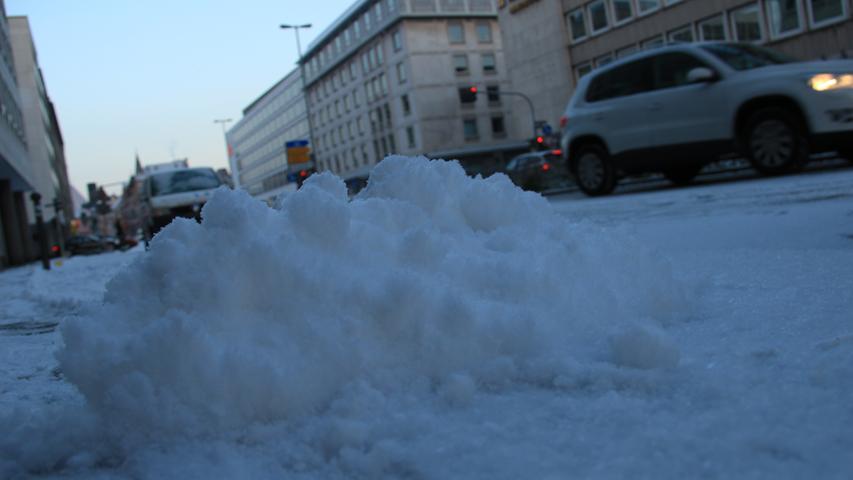 An den Straßenrändern waren große Schneehaufen zu finden...