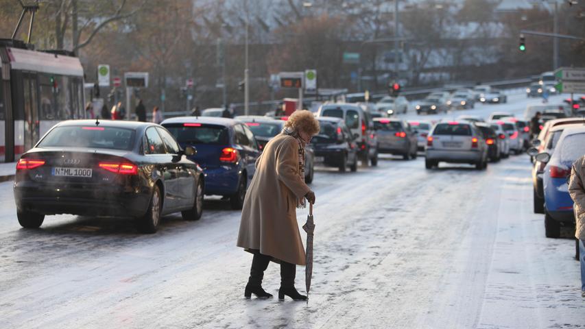 Der erste Schnee des Winter ist über Nürnberg gefallen. Das heißt: Verkehrschaos trifft malerisches, weißes Idyll. Aufgrund der erhöhten Rutschgefahr sollten Fußgänger beim Überqueren der Straßen besonders vorsichtig sein.