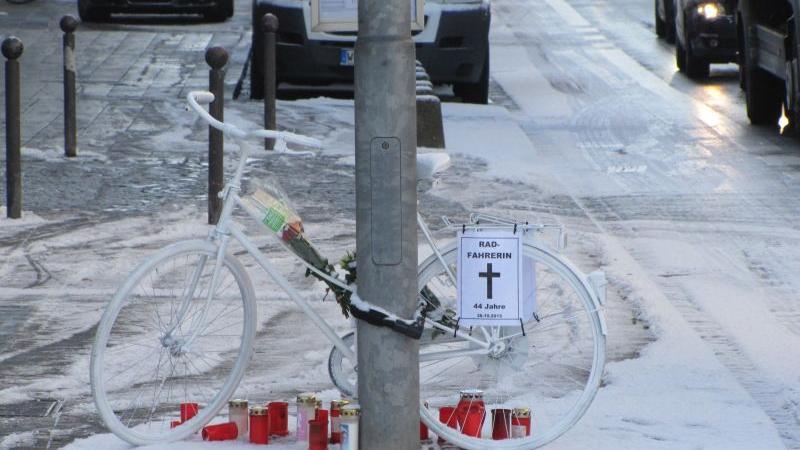 Noch am Montagabend gegen 20 Uhr kamen mehrere Dutzend Radfahrer an der Unfallstelle zusammen, um der Frau zu gedenken.