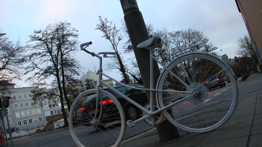 An der Ecke Gleißbühl-/Blumenstraße starb am 28. Oktober eine Radfahrerin unter einer Sattelschlepper-Zugmaschine. Seit Montag erinnert an der Unfallstelle ein Mahnmal an die Frau, die 44 Jahre alt wurde: ein weiß lackiertes "Geisterrad", aufgestellt von der Radfahrgemeinschaft "Critical Mass" aus Nürnberg.