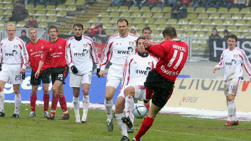 Spätestens im Februar 2005 revanchiert sich die Werkself, siegt in Nürnberg 4:2 - gleichbedeutend mit der dritten Club-Niederlage in Folge. An Marek Mintal liegt's nicht. Das Phantom lässt es zweimal...