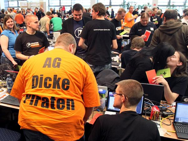 Auch das gibt es auf dem Bundesparteitag der Piratenpartei: Ein Mitglied outet sich als Teil der AG Dicke Piraten. Auch das gibt es auf dem Bundesparteitag der Piratenpartei: Ein Mitglied outet sich als Teil der AG Dicke Piraten.