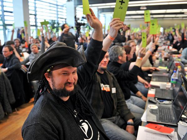 Das durfte nicht fehlen auf dem Bundesparteitag der Piratenpartei: Ein Mitglied hat einen Piratenmütze aufgesetzt. Das durfte nicht fehlen auf dem Bundesparteitag der Piratenpartei: Ein Mitglied hat einen Piratenmütze aufgesetzt.
