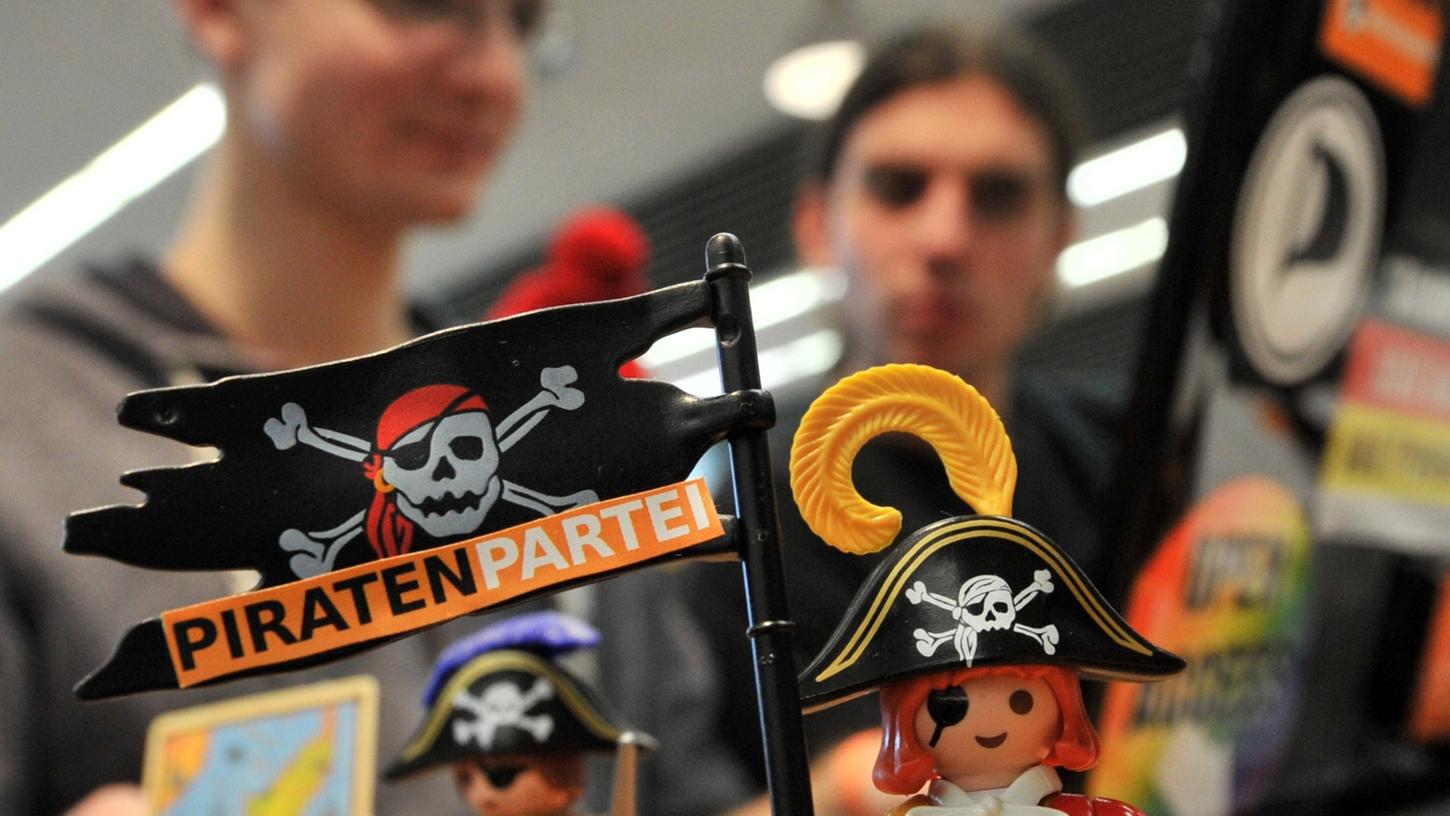 Auch Playmobil-Piraten waren auf dem Bundesparteitag der Piratenpartei ein wichtiges Utensil. Auch Playmobil-Piraten waren auf dem Bundesparteitag der Piratenpartei ein wichtiges Utensil.