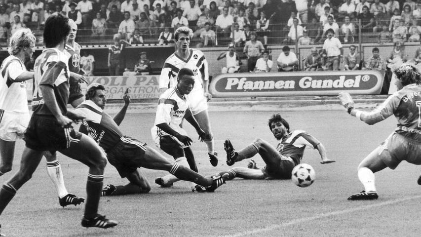 Im August 1989 fehlt dem FCN ein Tor, um seine 3:2-Vorliebe gegen Leverkusen zu befriedigen. Souleyman Sane muss sich keine Vorwürfe machen. Die beiden Tore des Nürnberger Turbostürmers beim 2:2 in der Noris sind eine Augenweide. Bei seinem furiosen Solo zum zwischenzeitlichen 2:1 degradiert "Samy" die Bayer-Verteidiger zu Hampelmännchen.