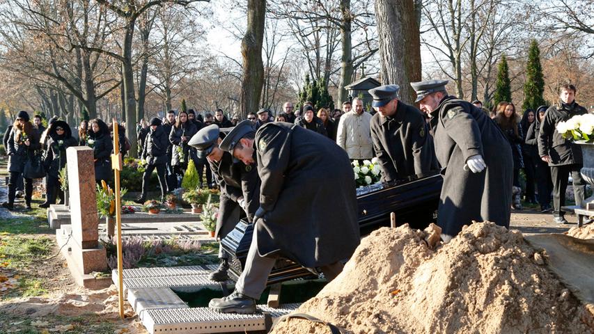Zu der Beisetzung erschienen ungefähr 200 Trauergäste, darunter viele Musiker, Tänzer, DJ-Kollegen und Sänger.
