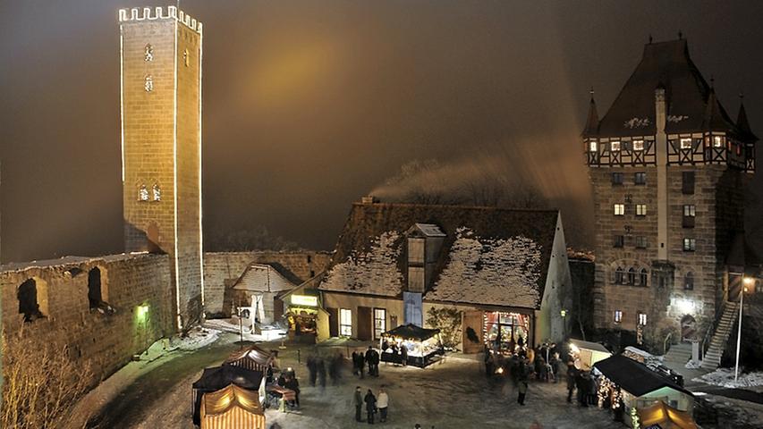 Im Burghof und rund um die Burg findet ein Weihnachtsmarkt statt,...