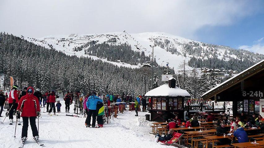 Apres-Ski-Hütten oberhalb des Ortes.