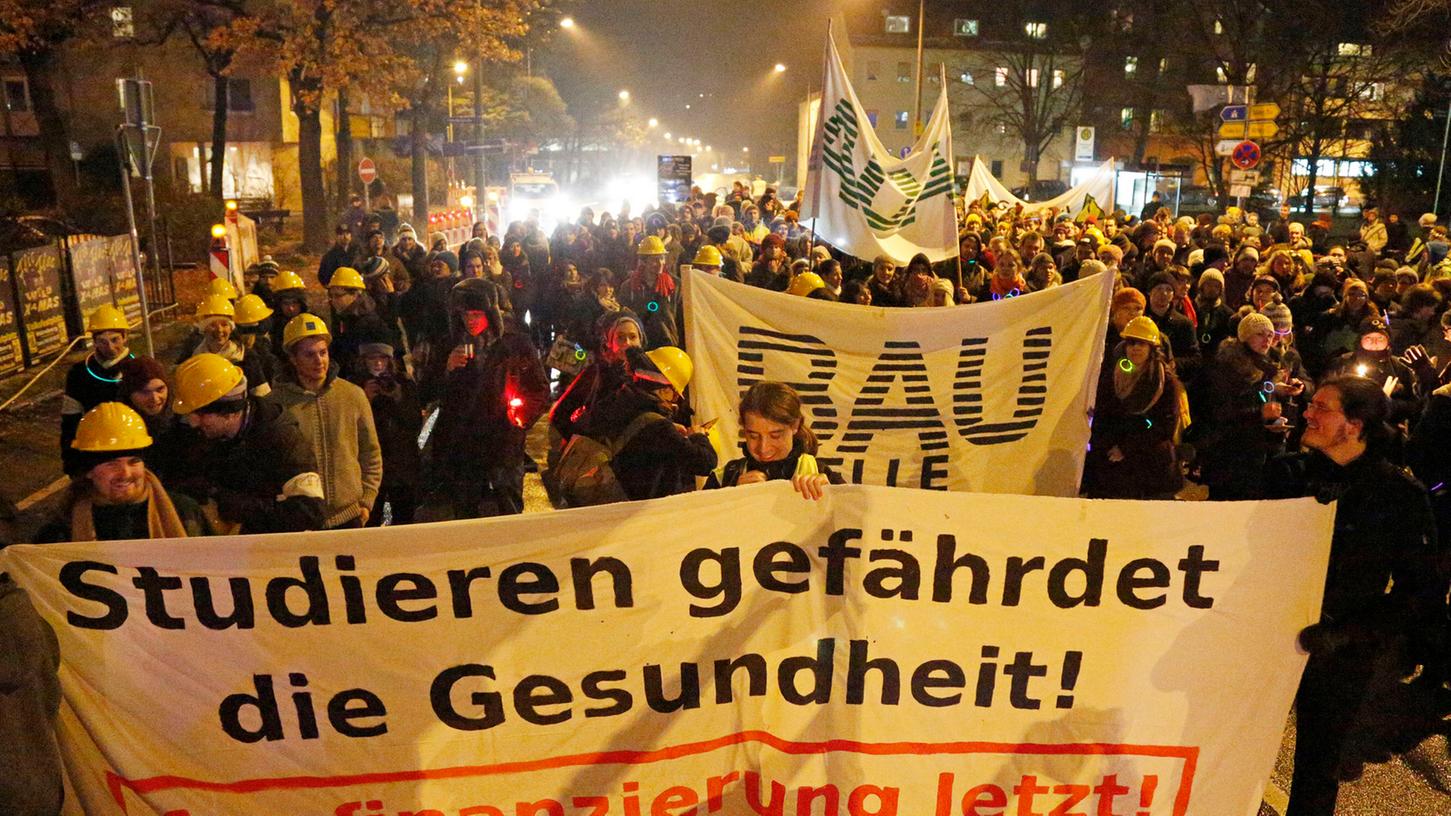 "Studieren gefährdet ihre Gesundheit" behauptete ein Transparent in Anspielung auf die maroden Gebäude in der Kochstraße und die möglicherweise PCB-verseuchten, aber auf jeden Fall baufälligen Philosphentürme "Studieren gefährdet ihre Gesundheit" behauptete ein Transparent in Anspielung auf die maroden Gebäude in der Kochstraße und die möglicherweise PCB-verseuchten, aber auf jeden Fall baufälligen Philosphentürme