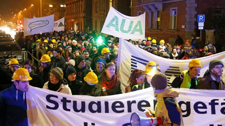 "Die Kochstraße ist überall" - behauptet die Studentenvertretung der Uni Erlangen und rief am Donnerstag zu einer Demonstration in der Hugenottenstadt auf, um ein Zeichen gegen die chronische Unterfinanzierung an bayerischen Universitäten zu setzen.