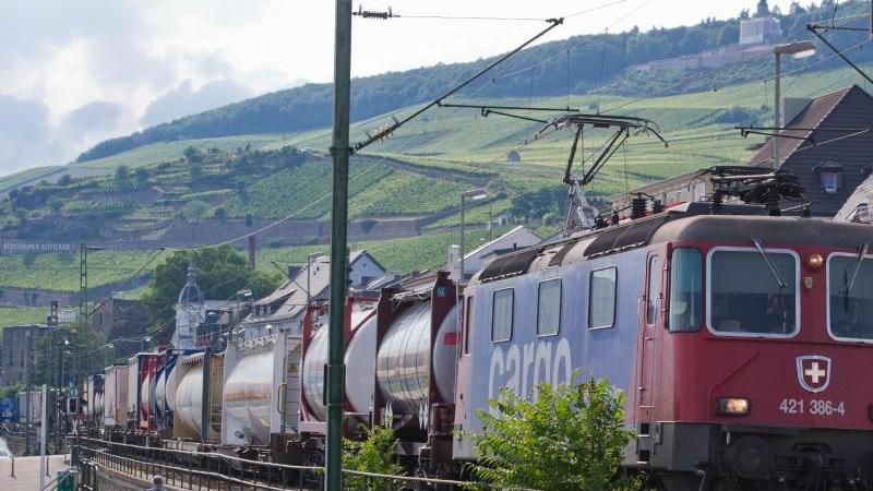 Zwei Flüchtlinge wurden im österreichischen Bahnhof Wörgl überrollt, als die auf dem Güterzug transportierten Lastwagen losfuhren. (Symbolbild)