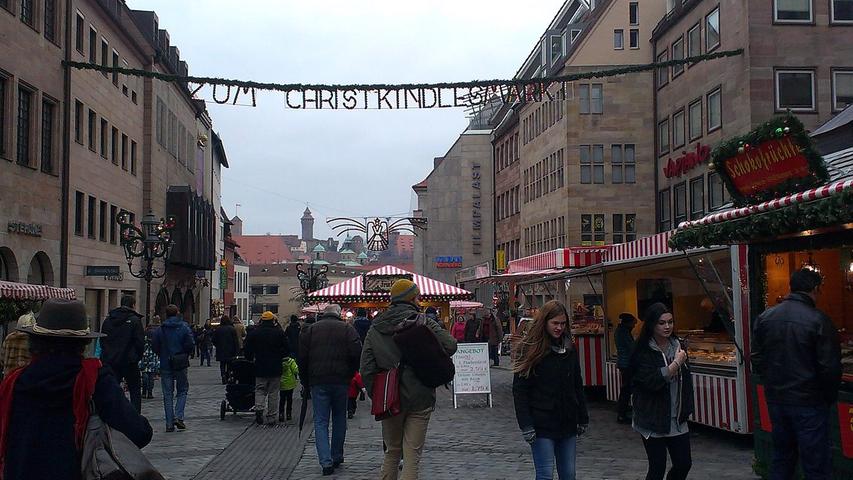 Vor der Lorenzkirche standen auch 2013 Glühweinbuden und andere Stände, doch die meisten Menschen zieht es in Richtung Hauptmarkt und in den größten Weihnachtstrubel.