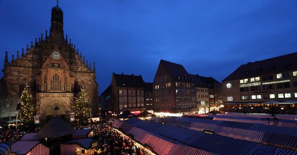 Und zum Abschluss dieser Bildergalerie noch ein Überblicksbild vom Christkindlesmarkt am Hauptmarkt - ein Blick, von dem man einfach nicht genug kriegen kann, vor allem nicht im Dunkeln, wenn die Lichter leuchten. Wir sehen uns im 2021 wieder, geliebter Christkindlesmarkt!