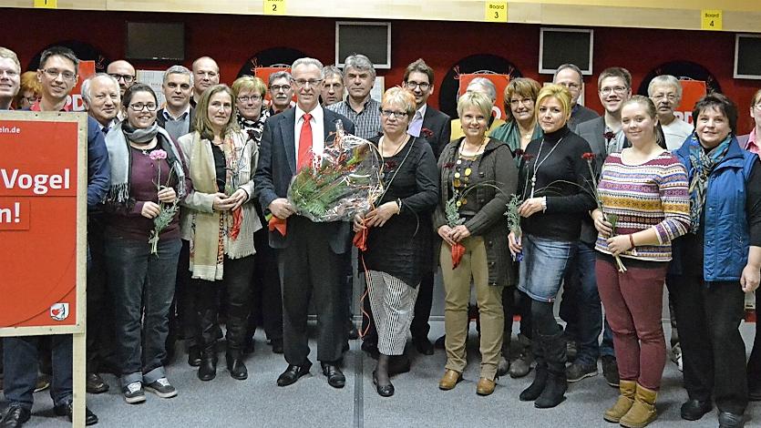 Mit dieser Mannschaft bewirbt sich die Wendelsteiner SPD um die Gemeinderatssitze. In der vorderen Reihe (mit Blumen) Klaus Vogel, der Bürgermeister werden möchte. Wendelstein: Klaus Vogel fordert Werner Langhans heraus