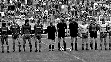 Ein ungleiches Duell: Bundesligist SV Darmstadt 98 (li.) und Bezirksligist DJK Abenberg standen sich vor 35 Jahren in der 1. DFB-Pokal-Hauptrunde gegenüber.