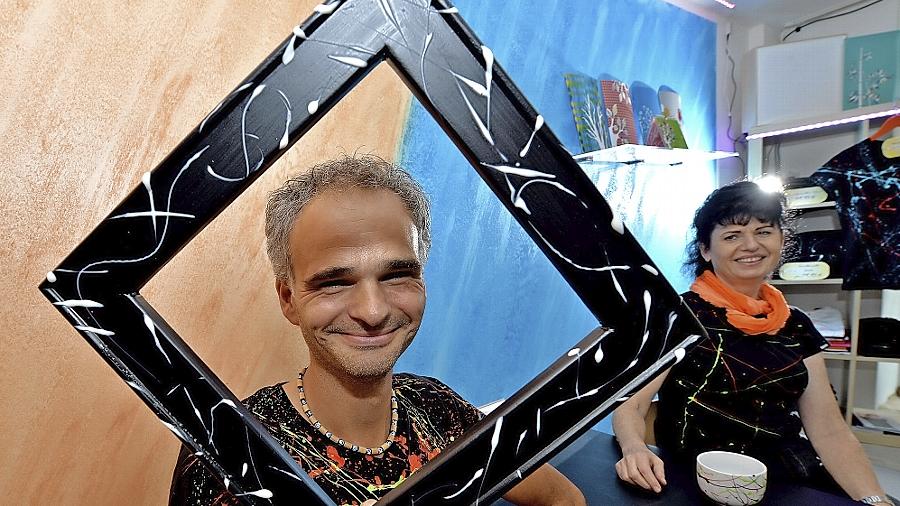 Gunther Eckhardt und Birgit Töpfer sind die zwei Kreativen hinter der Marke „buntLeben“: Kleidung, Kaffeetassen, Bilderrahmen und andere Dinge werden aufgehübscht. Gunther Eckhardt und Birgit Töpfer sind die zwei Kreativen hinter der Marke „buntLeben“: Kleidung, Kaffeetassen, Bilderrahmen und andere Dinge werden aufgehübscht.