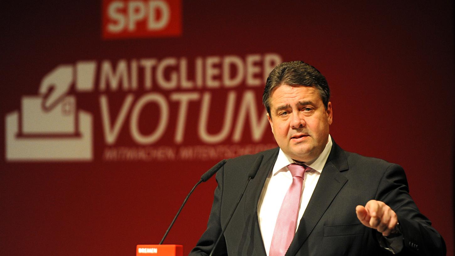 Der SPD-Parteivorsitzende Sigmar Gabriel versucht, den SPD-Mitgliedern den Koalitionsvertrag für eine neue Bundesregierung schmackhaft zu machen.