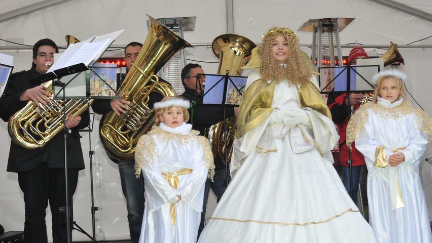 Begleitet vom Posaunenchor betrat Alena Pohl, flankiert von zwei kleinen Engeln, als Christkind anmutig die Bühne.