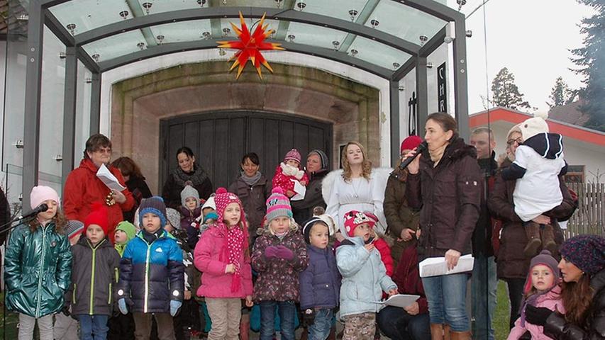 Viele Kinder feierten mit ihren Familien auf dem Platz vor der Christopheruskirche in Wolkersdorf einen feinen, aber kleinen und gelungenen Weihnachtsmarkt.
